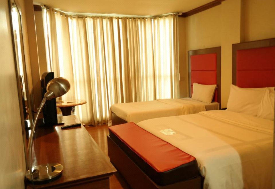 带双人床和单人床的客房