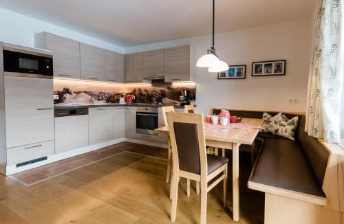 带阳台的两卧室公寓