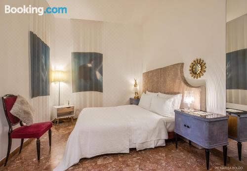 Billie's Flat Red - Art & Design Apt in Verona Historic CentreThree-Bedroom Apartment