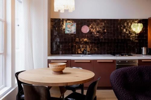 A luxe stay in the Paris end of Melbourne Apartment