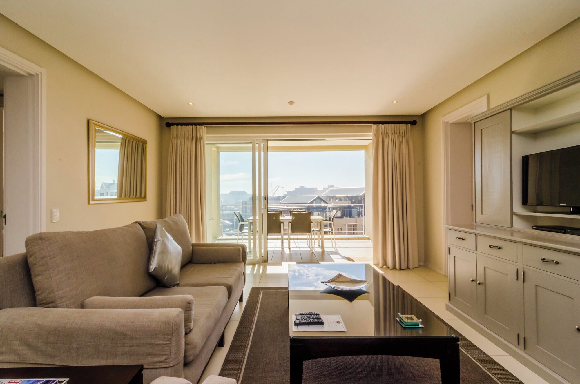 Mountain Marina Luxury Apartments三床房高级2