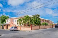Connie's Comfort Suites Hotel di 