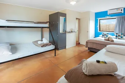 Beachcomber Lodge & Backpacker Hotels in 