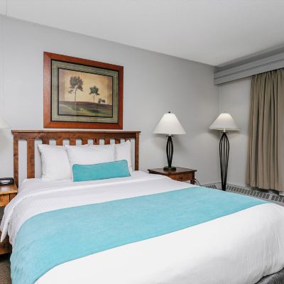 Standard Queen Room Tonquin Inn Promo Code