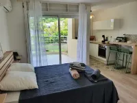 Studio 5 mins walk to Anse Mitan beach Hôtels à : 
