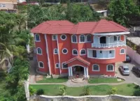 Spacious 5-bedroom house in lovely Kingston with WiFi, AC Hotel a 
