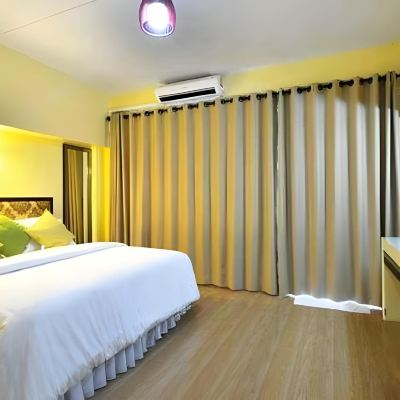ห้องดีลักซ์ เตียงใหญ่ 1 เตียง รหัสโปรโมชั่น โรงแรมกระบี่ ซิตี้ วิว
