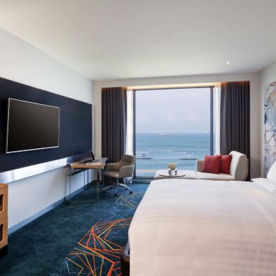 ห้องพรีเมียร์ดีลักซ์ สิทธิ์เข้าใช้บริการเลานจ์ วิวทะเล เตียงคิงไซส์หนึ่งเตียง รหัสโปรโมชั่น โรงแรมโนโวเทลมารีน่าศรีราชา แอนด์ เกาะสีชัง