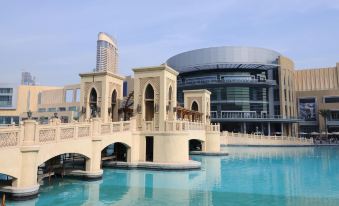 Luxe Apartments Near Dubai Mall, Burj Khalifa - Pool, Gym, & Parking by Sojo Stay