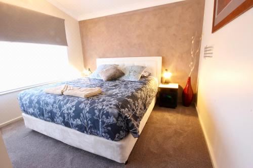 湖景两卧室公寓 - 带spa浴缸