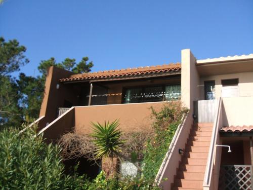 带露台的双卧室海景公寓