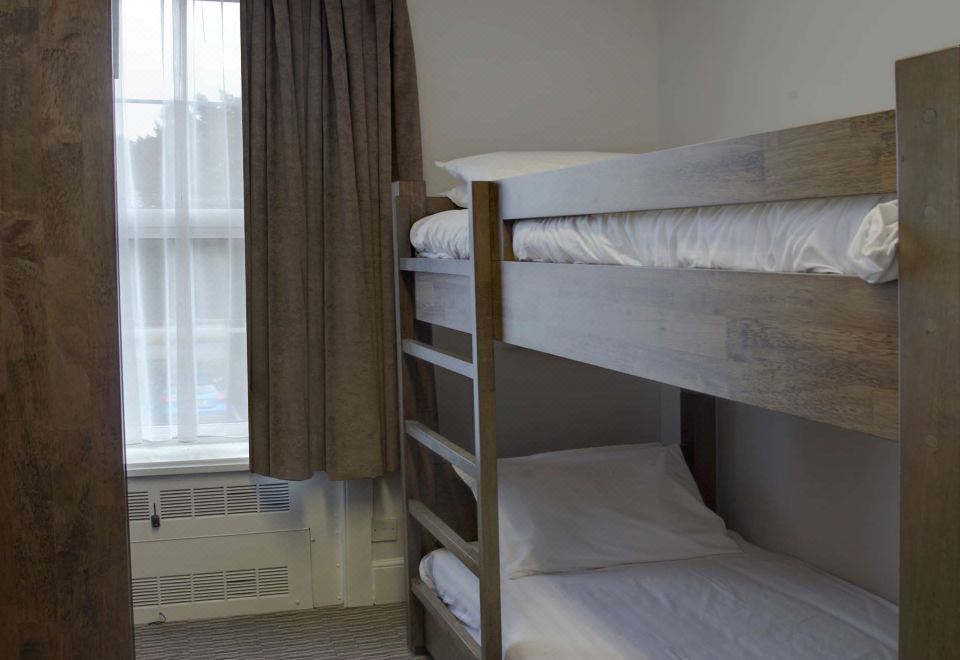 1張雙人床，一套鋪位床，適合15歲及以下小童，無煙房