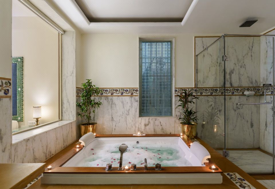 传统行政套房，带按摩浴缸