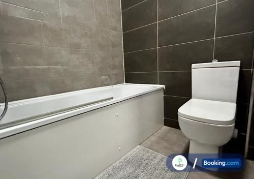 Modern 2 Bed 2 Bath Apartment Free Parking Two-Bedroom Apartment