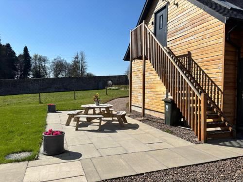 Cosy Country Modern Studio with Patio Space. One-Bedroom Apartment