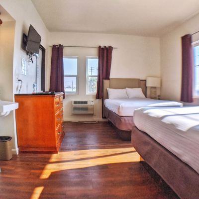 Family Room, 2 Double Beds, Non Smoking, Shared Bathroom (29) Anchor Pointe Inn Promo Code