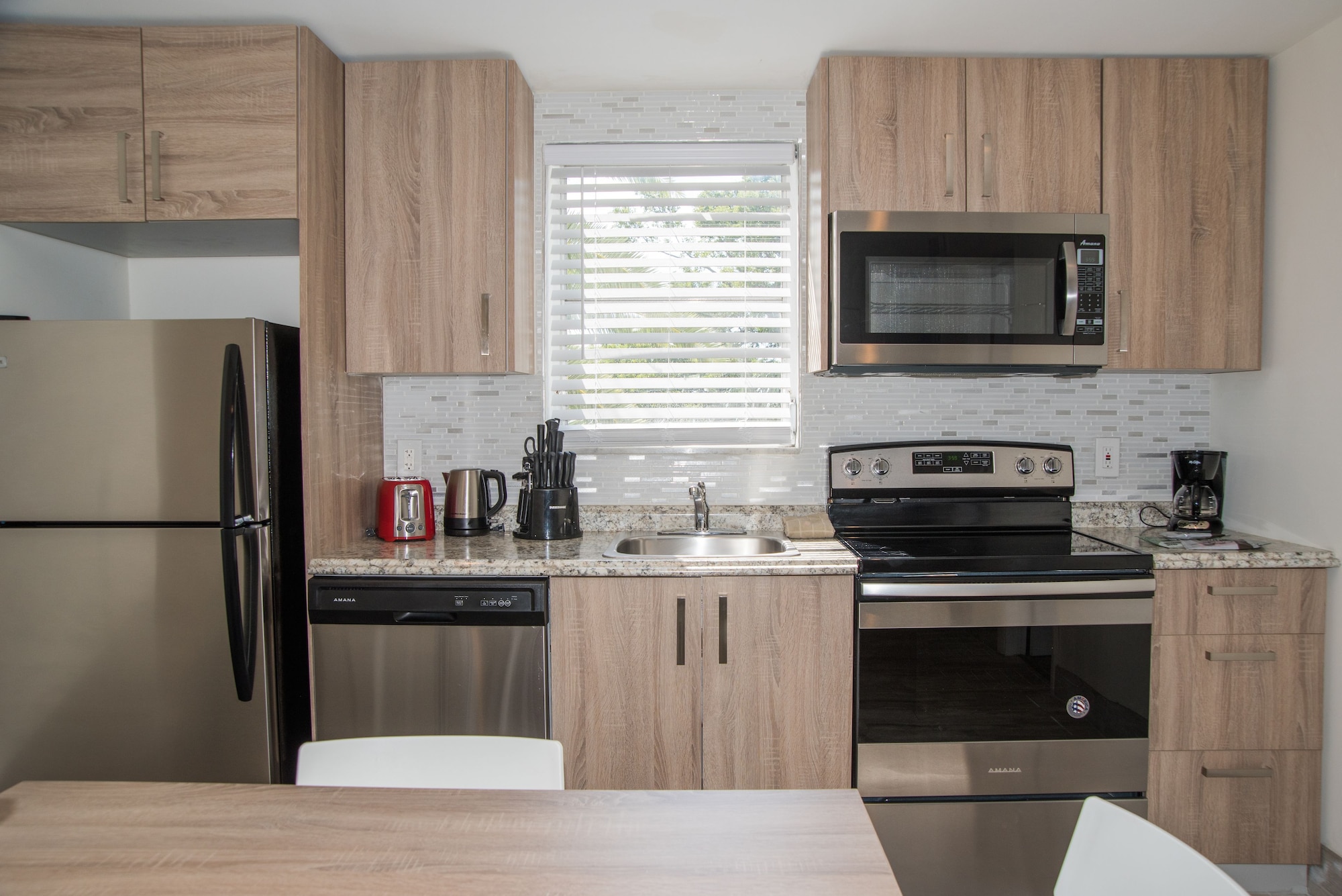 标准公寓式客房， 1 张特大床