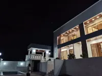 Modern two-rooms spacious apartment with pool, terrace,amazing sea and town view  호텔