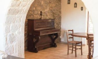 Stone Cottage on an Active Wine Growing Estate with a Swimming Pool