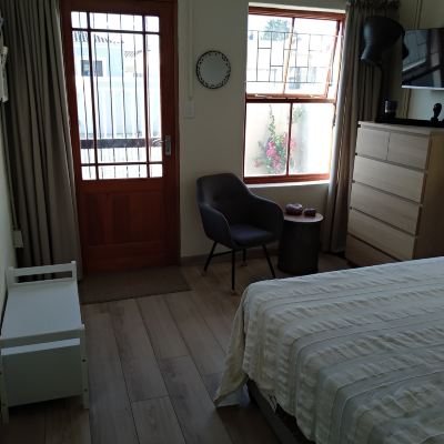 B&B, Room with Own Facilities Luxury B&b double bedroom with private entrance and bathroom in Capetown. Promo Code