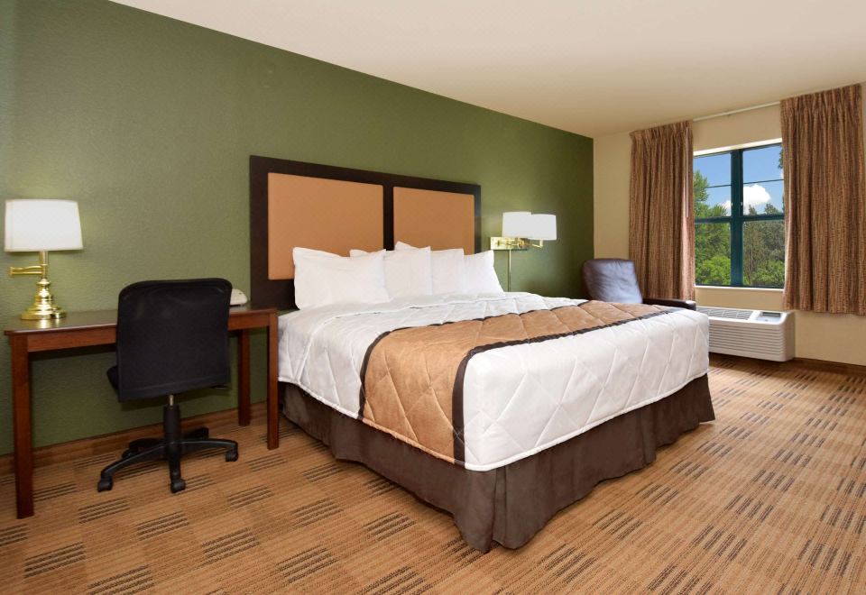 MainStay Suites Chicago Hillside - Housity