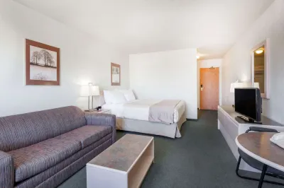 Super 8 by Wyndham Dauphin Hotels in 