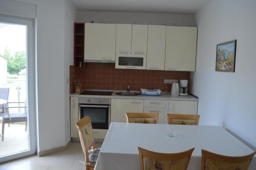 带阳台的两卧室公寓