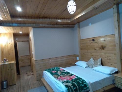 带山景的双人间