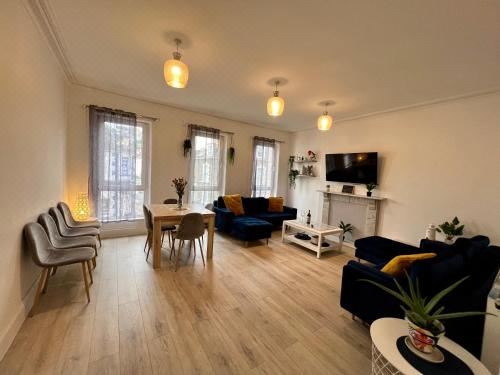 Blue Belgrave Three-Bedroom Apartment