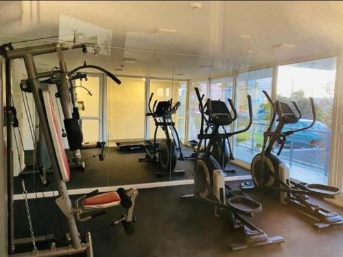 带阳台和海景的两卧室公寓