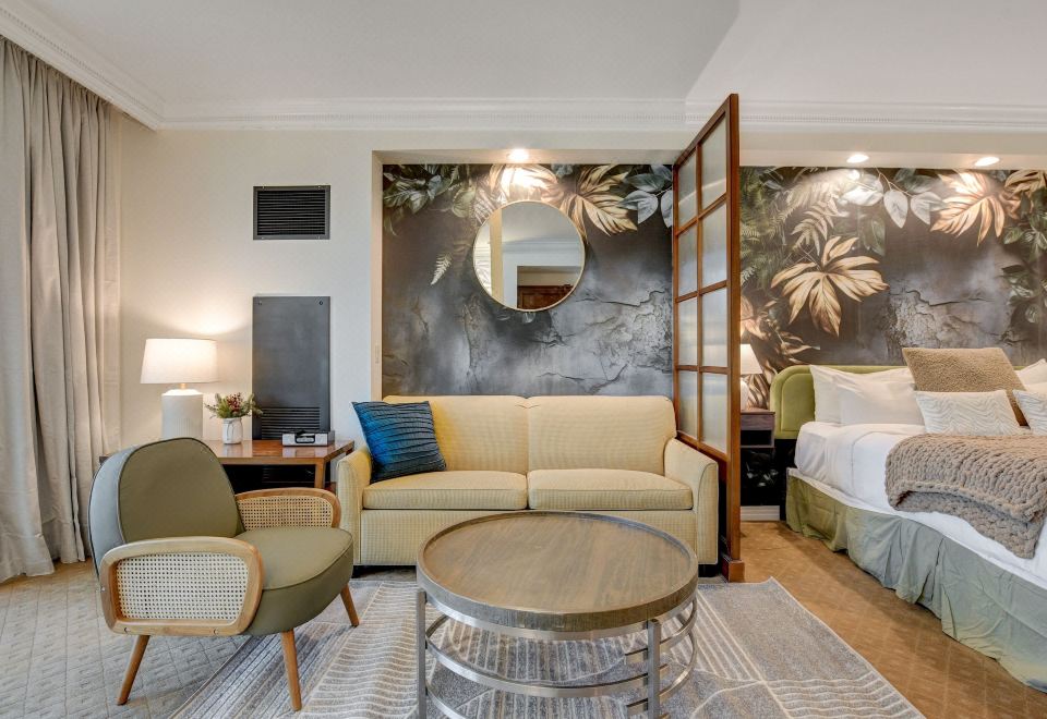 精英一室套房，1张特大床带梳化床，冰箱和微波炉，城市景观