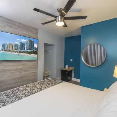 Deluxe Single Room, 1 King Bed, Non Smoking Colony Hotel Promo Code
