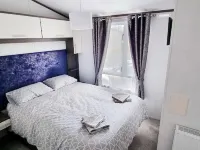 Luxury Lakeside Lodge - Fishing Lake - Pet Friendly - 5 Miles From Flamingo Land マルトンのホテル