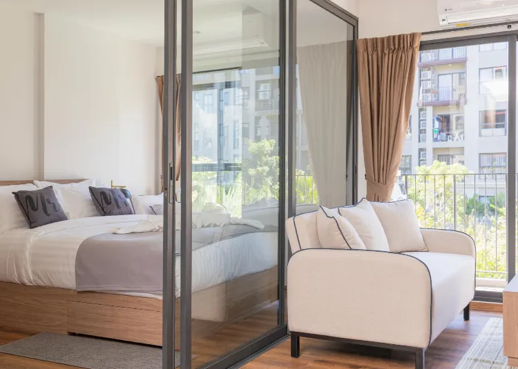 ห้องพร้อมระเบียงและวิวสระว่ายน้ำ