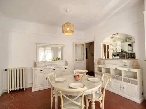 带阳台的两卧室公寓