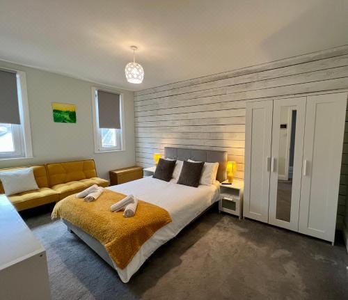 Blue Belgrave Three-Bedroom Apartment