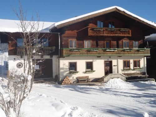 带阳台的三卧室公寓