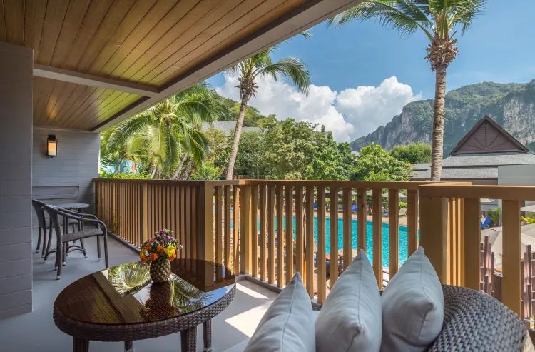 ห้องสวีทครอบครัวเตียงคิงไซส์ 1 เตียง เตียงสองชั้น 1 เตียง วิวสระว่ายน้ำ พร้อมระเบียง