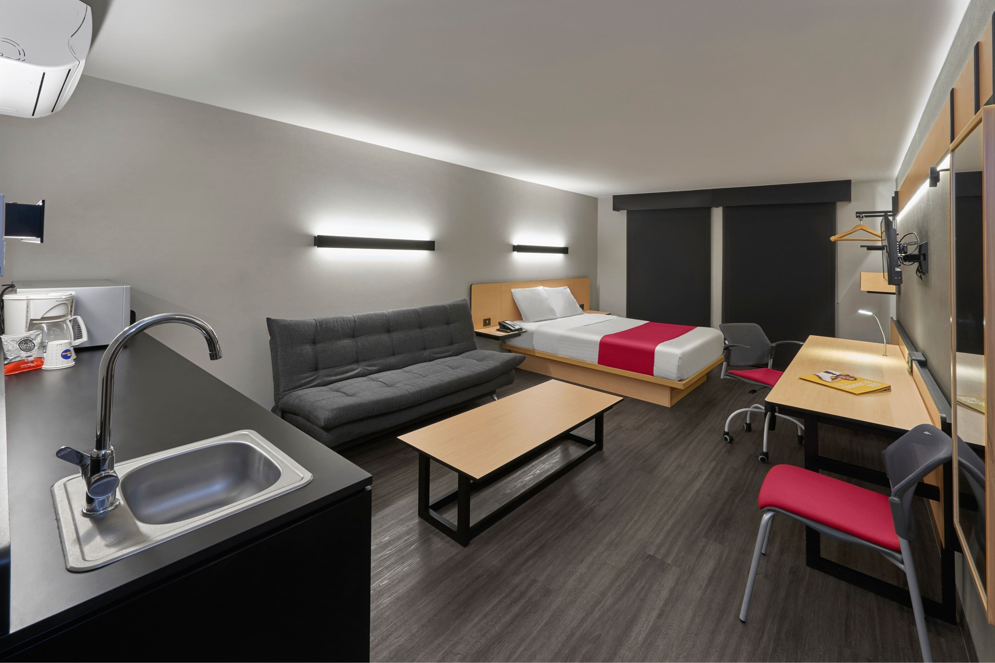 带有梳化床的高级大床房