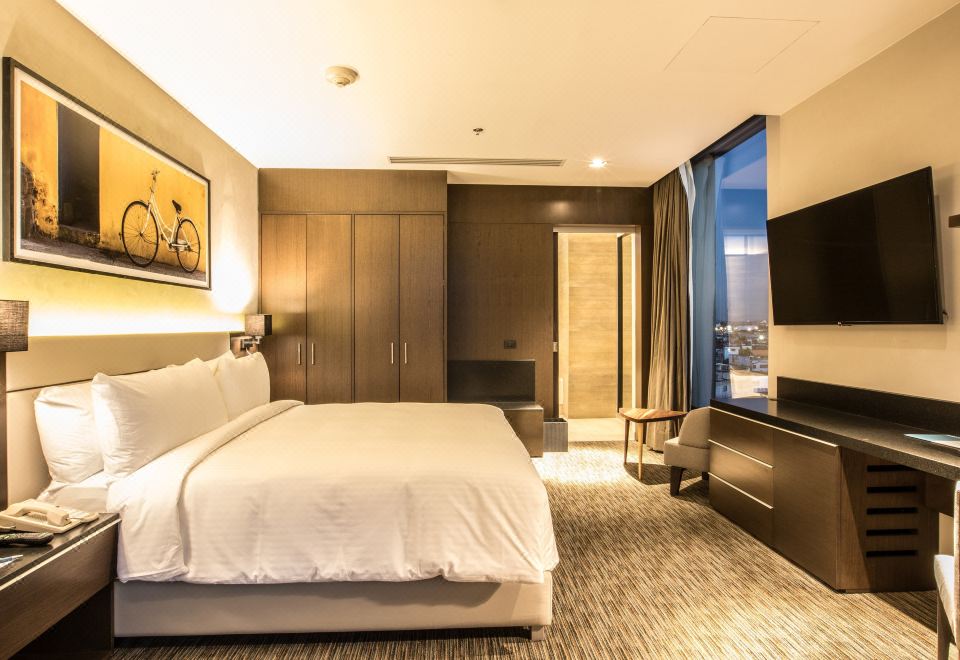 城市景致特大床套房-带阳台