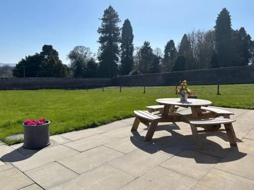 Cosy Country Modern Studio with Patio Space. One-Bedroom Apartment