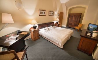 Maxmilian Lifestyle Resort - Housity