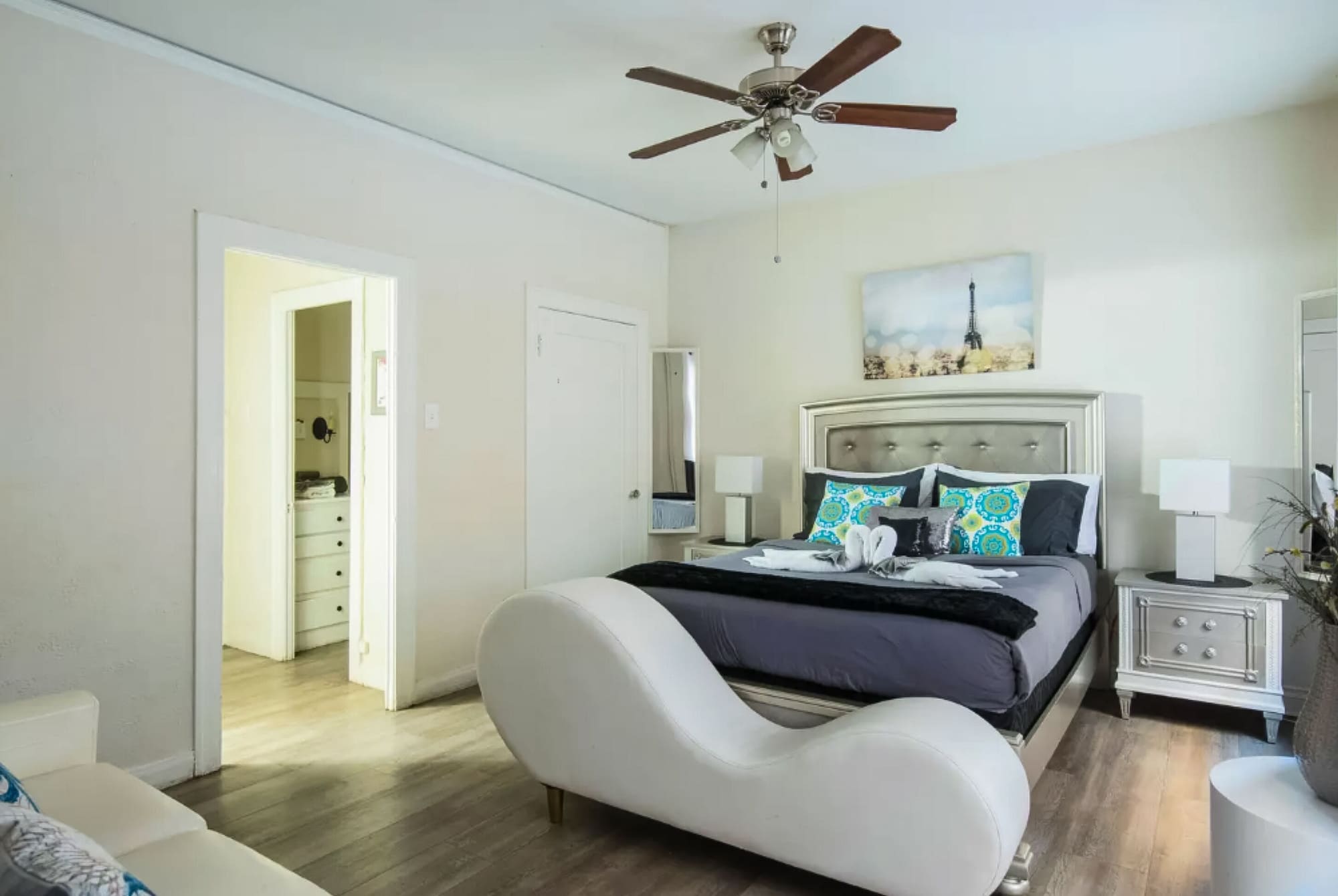 标准开间， 1 张大床， 冰箱和微波炉