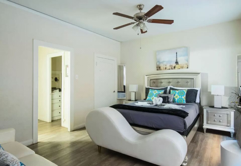 标准开间， 1 张大床， 冰箱和微波炉