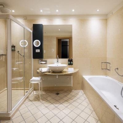 甄選特大床和雙床房 帕多瓦皇冠假日酒店優惠