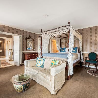 Deluxe Queen Suite Waynebrook Inn Promo Code