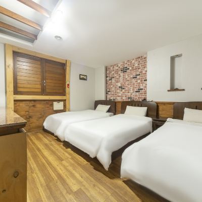 Single + Single Room With Three-Bed 사이버모텔 쿠폰
