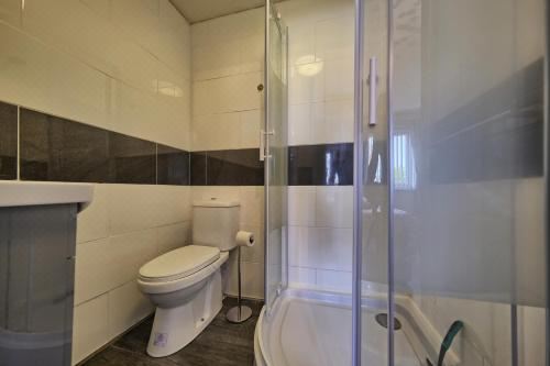 Upton Village Guest HouseDouble Room with Private Bathroom