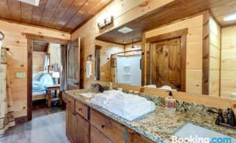 Pet-Friendly Copperhill Cabin Getaway with Hot Tub!