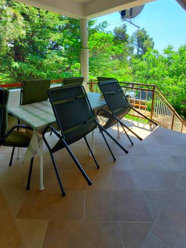 带阳台的三卧室公寓